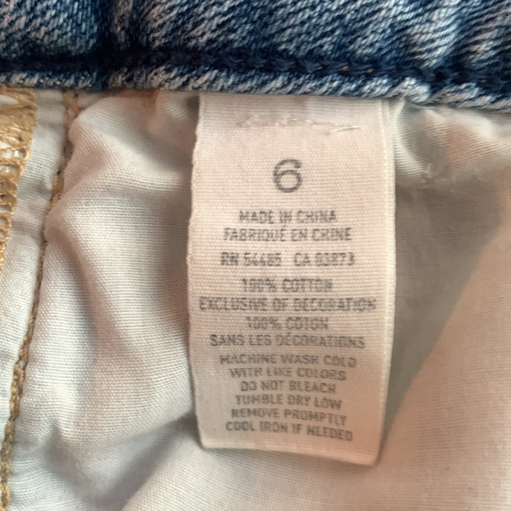 American Eagle distressed denim shorts. 5 pocket. Button & zipper. Size 6. - Picture 3 of 9